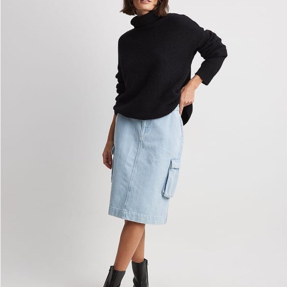 Cargo Detail Blue Wash Denim Skirt. Size XS